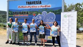 En el centro de la imagen estn Rafael Tabars y Felipe Iglesias, representantes de la asociacin Eunadoporeles e porelas