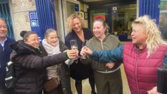 Alegr�a en la Administraci�n de la R�a do Ponte, en Mar�n, que reparti� cien d�cimos del primer premio de la Loter�a del Ni�o 2026