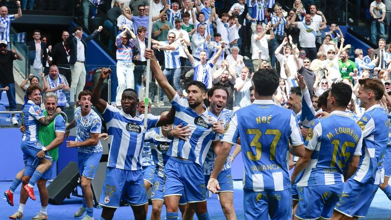 Festejo de los jugadores del Deportivo en el �ltimo duelo de Riazor ante el Andorra