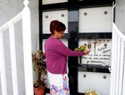 Marisa est� cansada de sustituir las flores y los b�caros que le destrozan en la tumba de su hijo.