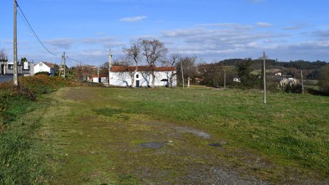Espacio en el que se crear� una pista deportiva, en un solar cedido por el arzobispado junto a la iglesia de San Vicente de Vigo, en Carral