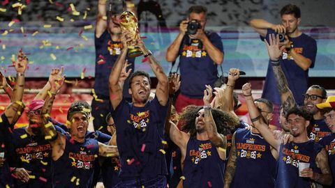 Rodri Hern�ndez alza el trofeo en el palco de la plaza de Cibeles.