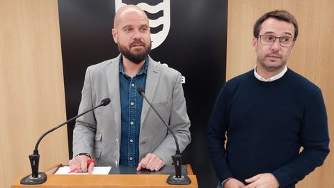 El portavoz socialista, Iv�n Puentes, con su compa�ero de grupo Manuel Fari�a, este mi�rcoles en el Concello de Pontevedra 