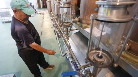 Jornada de destilaci�n en la destileria de la Bodega Abadia da Cova