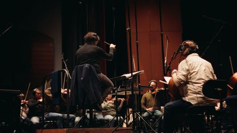 Fernando Velzquez grabando la banda sonora de la serie Invisible de Disney+ con la Sinfnica de Galicia en el Palacio de la pera de A Corua.