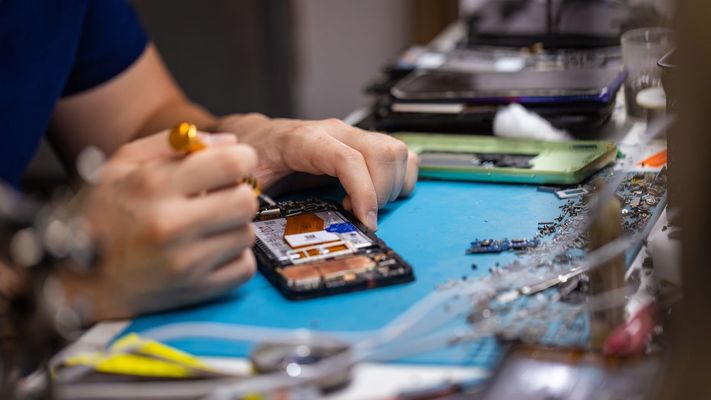 Un m�vil siendo reparado