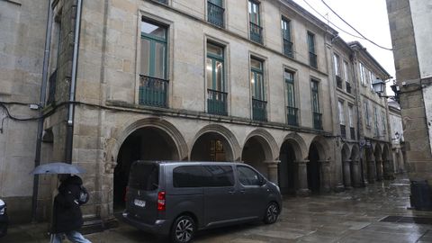 SARGADELOS�ped�a cuatro millones por el edificio de la R�a Nova, pero aparecieron los descendientes de Manuel Garc�a Camb�n, el fundador de Finsa, y a trav�s de su patrimonial cerraron la operaci�n por 2,5 millones, en abril del 2017. Desde entonces el edificio no ha tenido actividad estable, aunque s� puntual, como ocurre estos d�as. Esta venta fue clave para la supervivencia de Sargadelos.