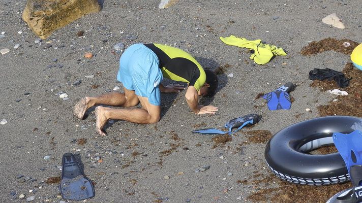 Un inmigrante tras entrar ilegalmente en territorio de Ceuta.