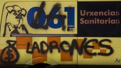 Imagen de archivo de un acto vand�lico en una ambulancia durante una huelga en el 2019.