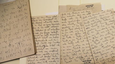 A la izquierda, una muestra de los escritos de Kafka en hebreo, junto a otras hojas redactadas en alem�n