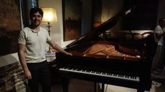 Pedro Salas, junto al piano que vino de Londres a Santa Emilia y tocaron all� Alicia Keys y Steve Wonder