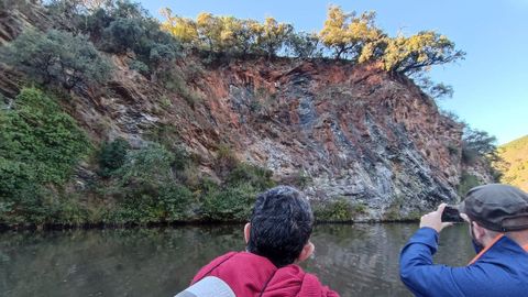 Un momento del recorrido en lancha organizado por el geoparque Montaas do Courel para estudiar las mrgenes del Sil 