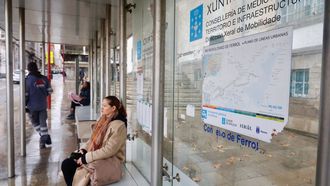Pasajeros esperando en la parada de bus de Correos, en Ferrol, el pasado lunes, en una jornada de huelga.