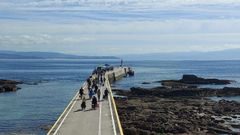 Turistas llegando a la isla de Ons para pasar el d�a