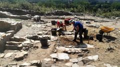 Excavaciones en el cementerio medieval del castro de Cereixa en una campa�a arqueol�gica anterior