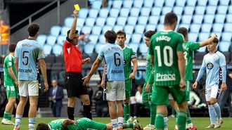 El palentino Fernando Rom&aacute;n en el derbi frente al Celta Fortuna. 