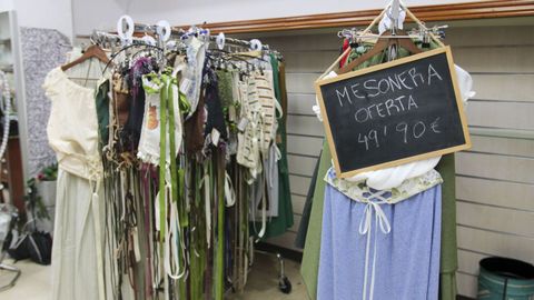Trajes medievales econ�micos de Feira Franca en Jom�fer. 