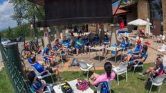 Un grupo de ciclistas descansa en un bar del parque de Invierno de Oviedo, este s�bado