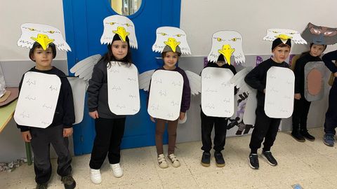 Alumnos disfrazados de aguias