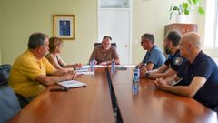 Reunin del alcalde de Xinzo, Amador Daz Penn, con el concejal responsable de la Polica Local, Ramn Gmez; el inspector jefe, Jose Estvez; el agente tutor asignado, Antonio Daz; y los directores de los dos institutos de Xinzo, Ana Martnez y Jos Manuel Coedo.