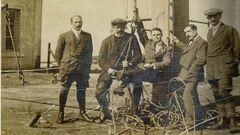 Foto cedida por el investigador Jos� Ram�n Cabanelas de trabajadores del cable alem�n en Vigo.