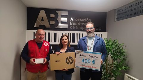 Julio Garc�a Varela, Enma Ouvi�a y Daniel Garc�a, durante el acto de entrega del cheque y el port�til