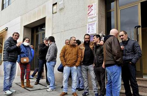 Trabajadores de Maessa, ante la sede, en el arranque de las negociaciones.