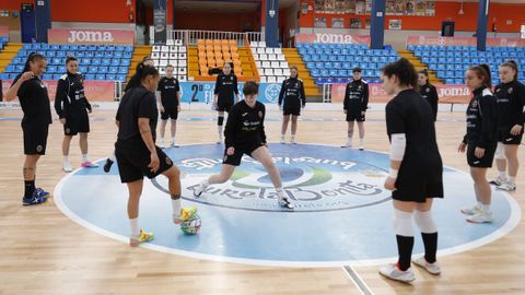 Las jugadoras del Burela Pescados Rubén en el último entrenamiento antes de viajar a Alhaurín de la Torre para disputar la Copa de la Reina.