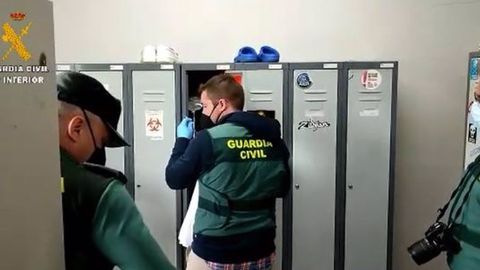 Revisi�n de la taquilla del detenido