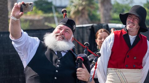Integrantes de la Caledonian Cowboy Collective Pipe Band, antes de iniciar el desfile