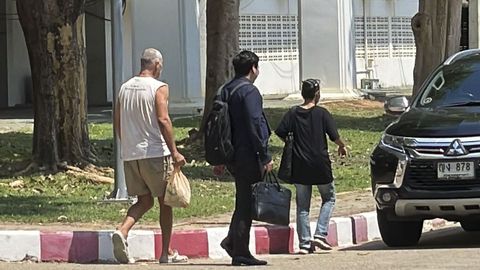 El youtuber y naturalista espa�ol Frank Cuesta, con bermudas beis y camiseta, fue puesto en libertad bajo fianza tras comparecer en el Tribunal Provincial de Kanchanaburi (Tailandia)