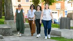 De izquierda a derecha, Noelia, Irma, Bego�a y Diosa, cuatro de las personas que ayudaron al senegal�s Samba en vida y que organizaron la colecta para repatriar su cuerpo