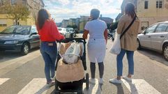 Tres vecinas y madres de la barriada de A Seca, en Pontevedra.