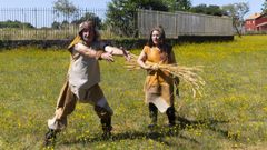 Os Quinquill&aacute;ns, durante a visita teatralizada no Dolmen de Dombate