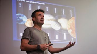 El periodista de La Voz de Galicia, Xavier Fonseca, durante la conferencia sobre el eclipse.