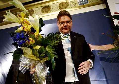 El líder populista, Timo Soini, con gesto decepcionado .