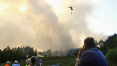 El incendio forestal en Roupar, Xermade, en im�genes.