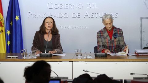 La portavoz del Ejecutivo asturiano, Melania �lvarez (i) y la consejera de Educaci�n del Principado, Carmen Su�rez (d), 