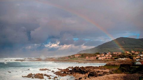 La costa de Oia bajo un arco�ris tras la lluvia.