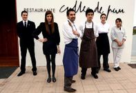 O chef Javier Olleros, ao frente do seu equipo,  di que a s�a cocina est� enraizada no entorno<span lang= es-es >. </span>