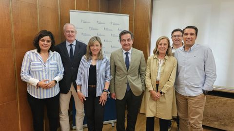 Esther Llamazares, cabeza de lista en Asturias del PP, se ha reunido junto a las diputadas regionales Pilar Fernndez Pardo y Beatriz Polledo con los representantes del Colegio de Mdicos de Asturias