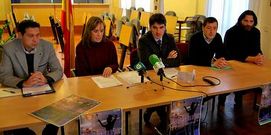 El alcalde amiense, Santiago Amor (centro), present� el programa.