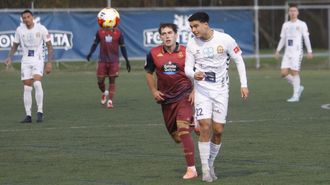 Hctor Areosa presiona a David Viln en un lance del partido