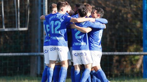 Los futbolistas del Vetusta celebran un gol