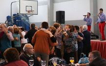Le celebraci�n se cerr� con un baile amenizado por un grupo. 