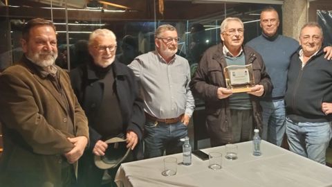 De izquierda a derecha, Jos Luis Vergara (exalcalde de Cedeira), Aquilino Martnez, Jess Cornide, Francisco Rodrguez Patio, Pablo Moreda (actual regidor cedeirs) y Flix Mosquera, tras la entrega de la placa a Paco do Correo