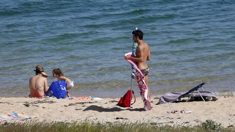 En la playa de Coroso, en Barbanza, se han rescatado sombrillas, toallas y baadores