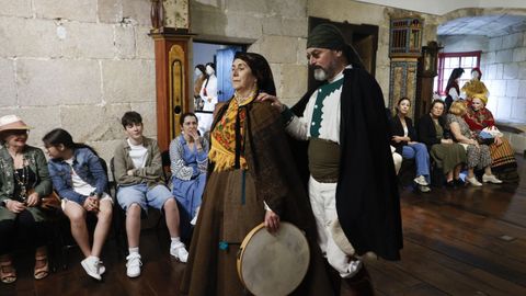 Mostra de traxes tradicionais elaborados pola asociación Espadelas en San Paio de Narla, Friol