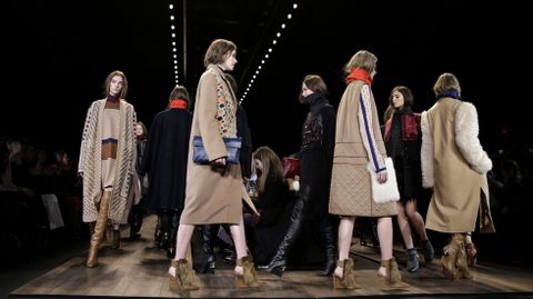 Modelos presentan dise�os de la marca BCBG Max Azria.