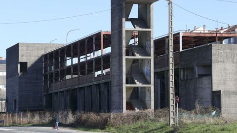 Imagen actual del estado de la estructura de Salgueiriños, concebida para paque de bomberos y que conservará la torre de prácticas en su adaptación como Factoría Moza